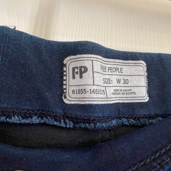 FREE PEOPLE Easy Goes It Denim Leggings Jeggings - SIZE 30 NWT - Picture 8 of 9